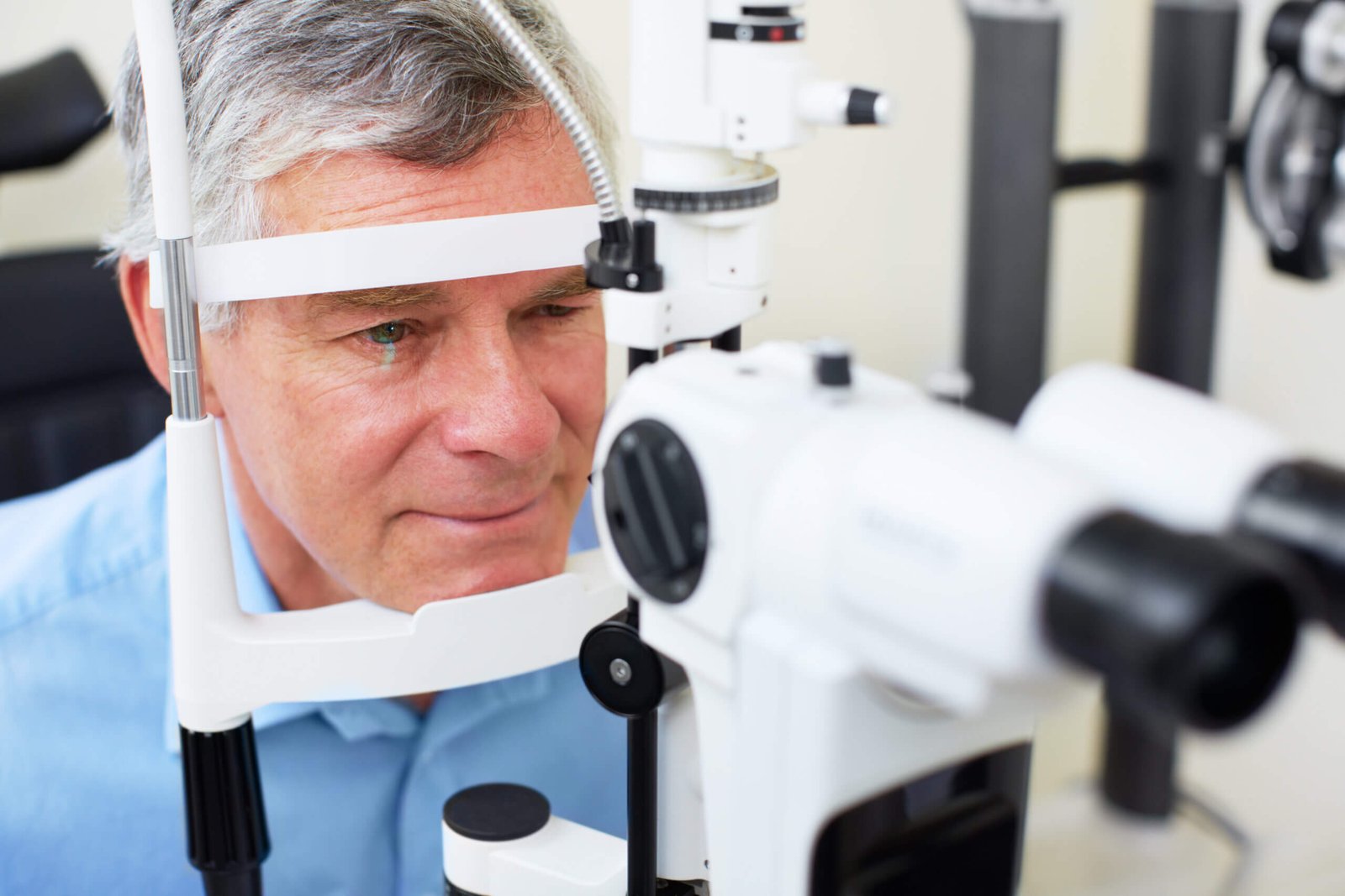 cataracte-colombes ophtalmologue examinant un patient souffrant de cataracte secondaire