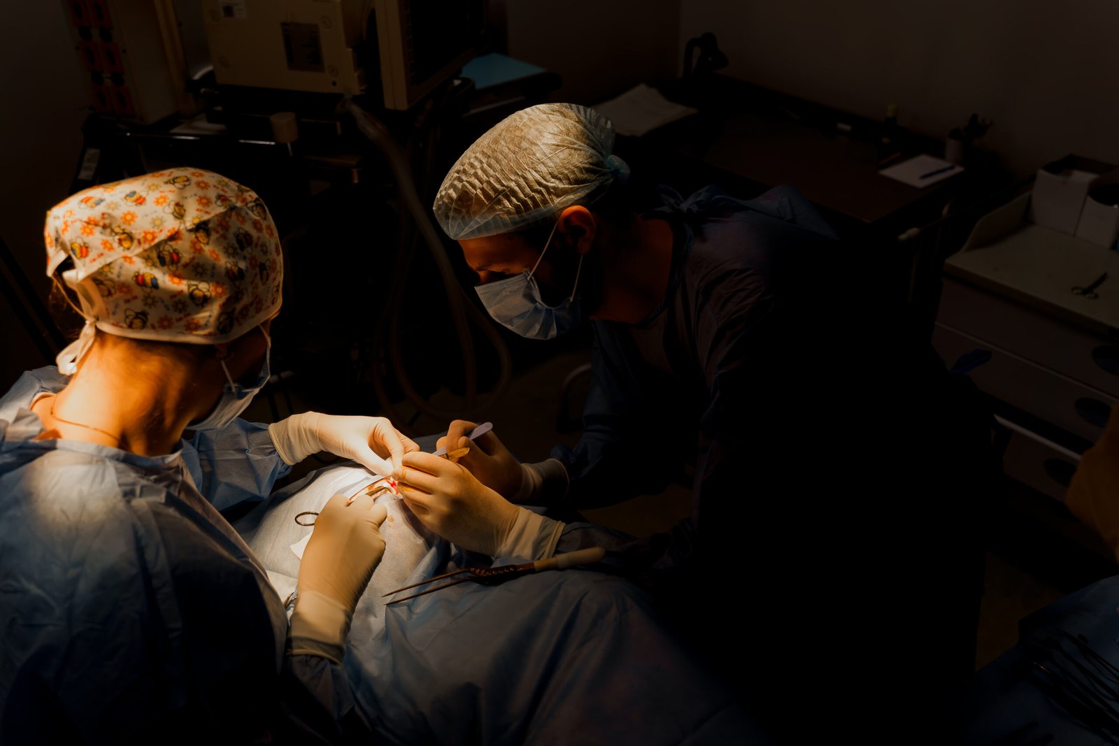 pole-ophtalmologie-colombes-la-defense équipe ophtalmologique réalisant une chirurgie des paupières et des voies lacrymales