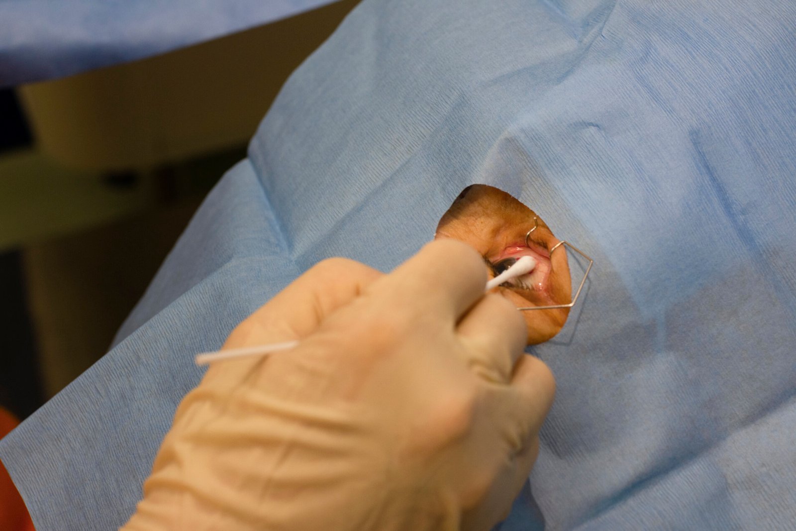 pole-ophtalmologie-colombes-la-defense ophtalmologue réalisant une injection intra-vitréenne
