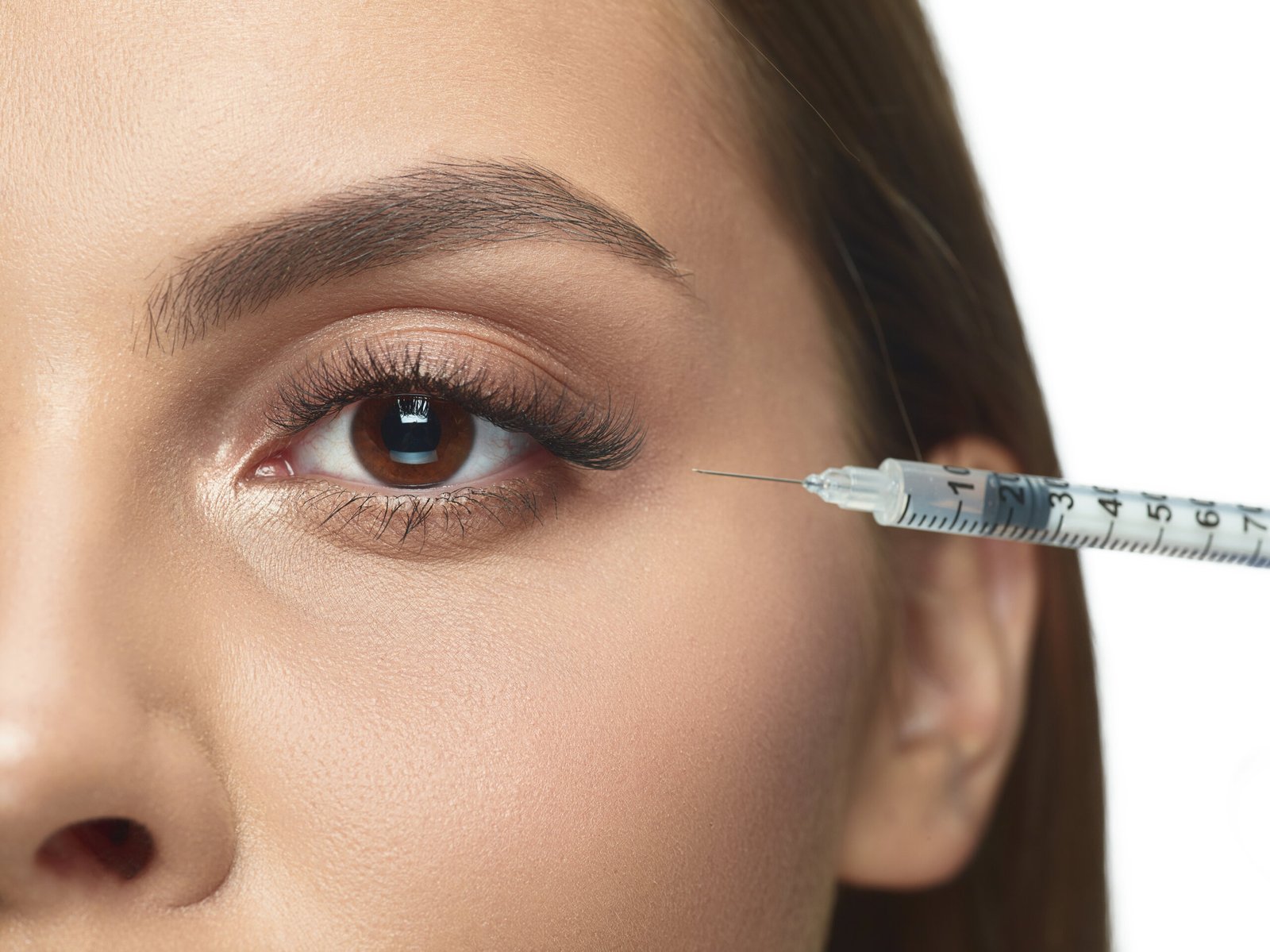 pole-ophtalmologie-colombes-la-defense jeune femme recevant une injection de toxine botulique sur le contour de l'œil