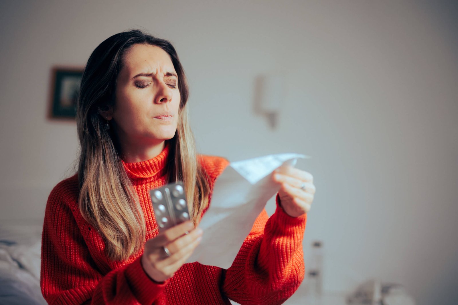 astigmatisme-colombes femme ayant du mal à lire une notice de médicament à cause de la presbytie